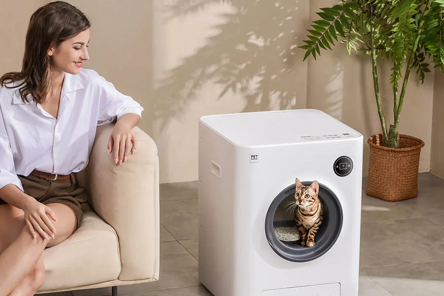 cleaning litter box